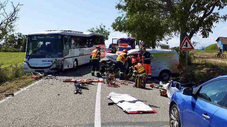 Na Brněnsku se srazilo auto s autobusem, šest zraněných